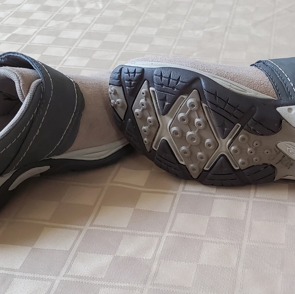 Boy's Tan Slip-on size 5- sold - Picture 4 of 4